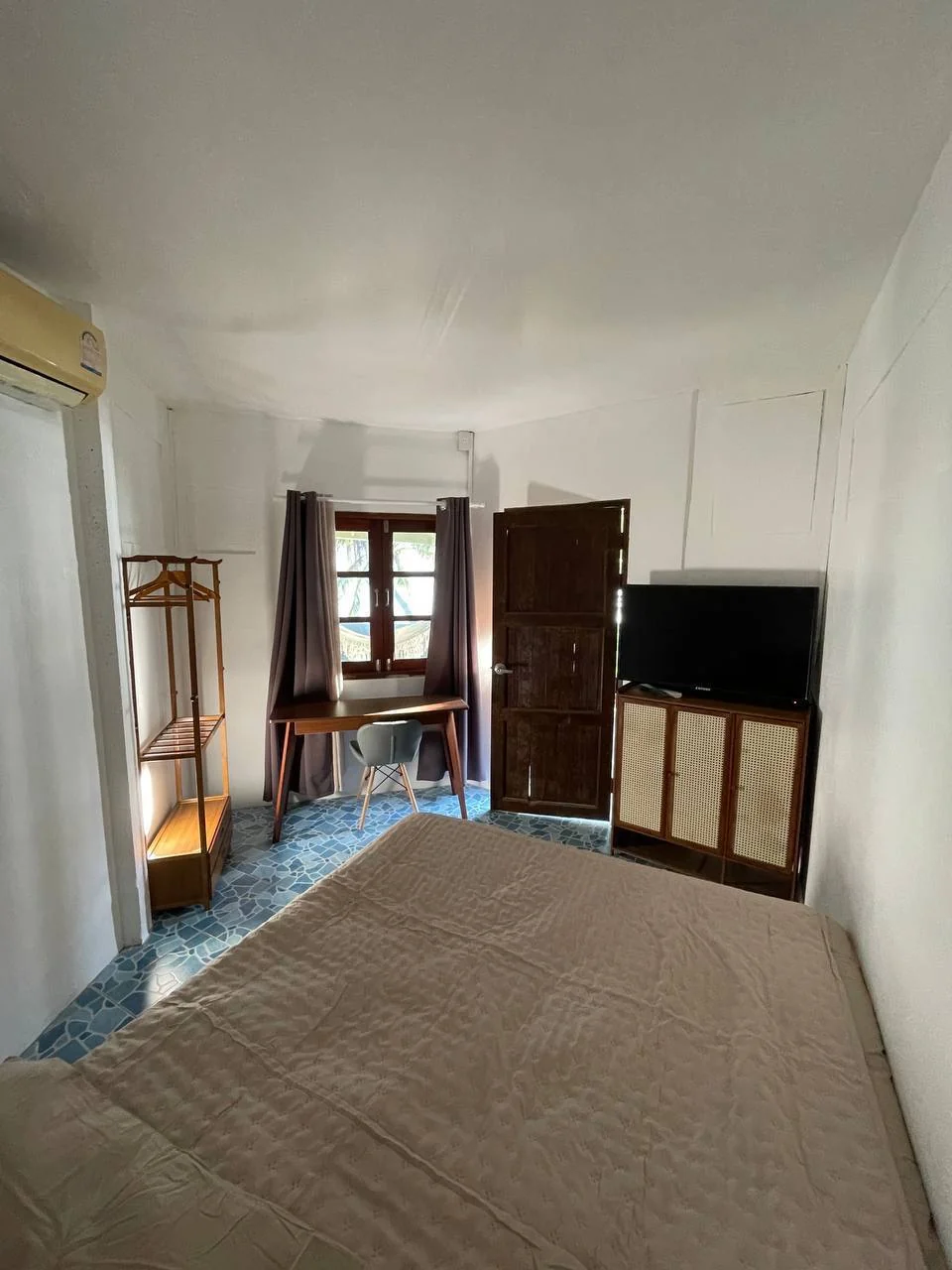 A room with direct access to the sea