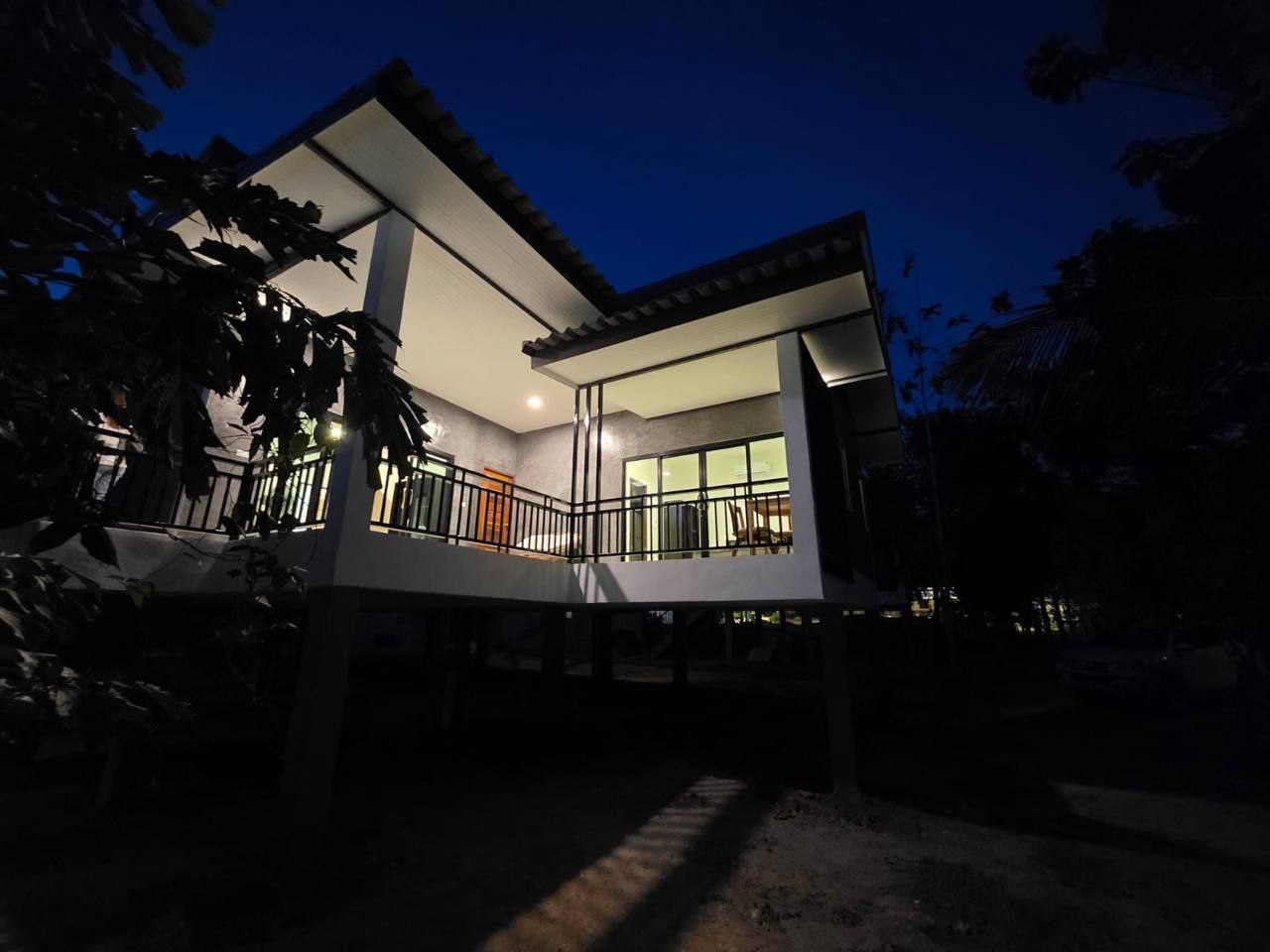 🏡 Bright 2BR House with Private Pool