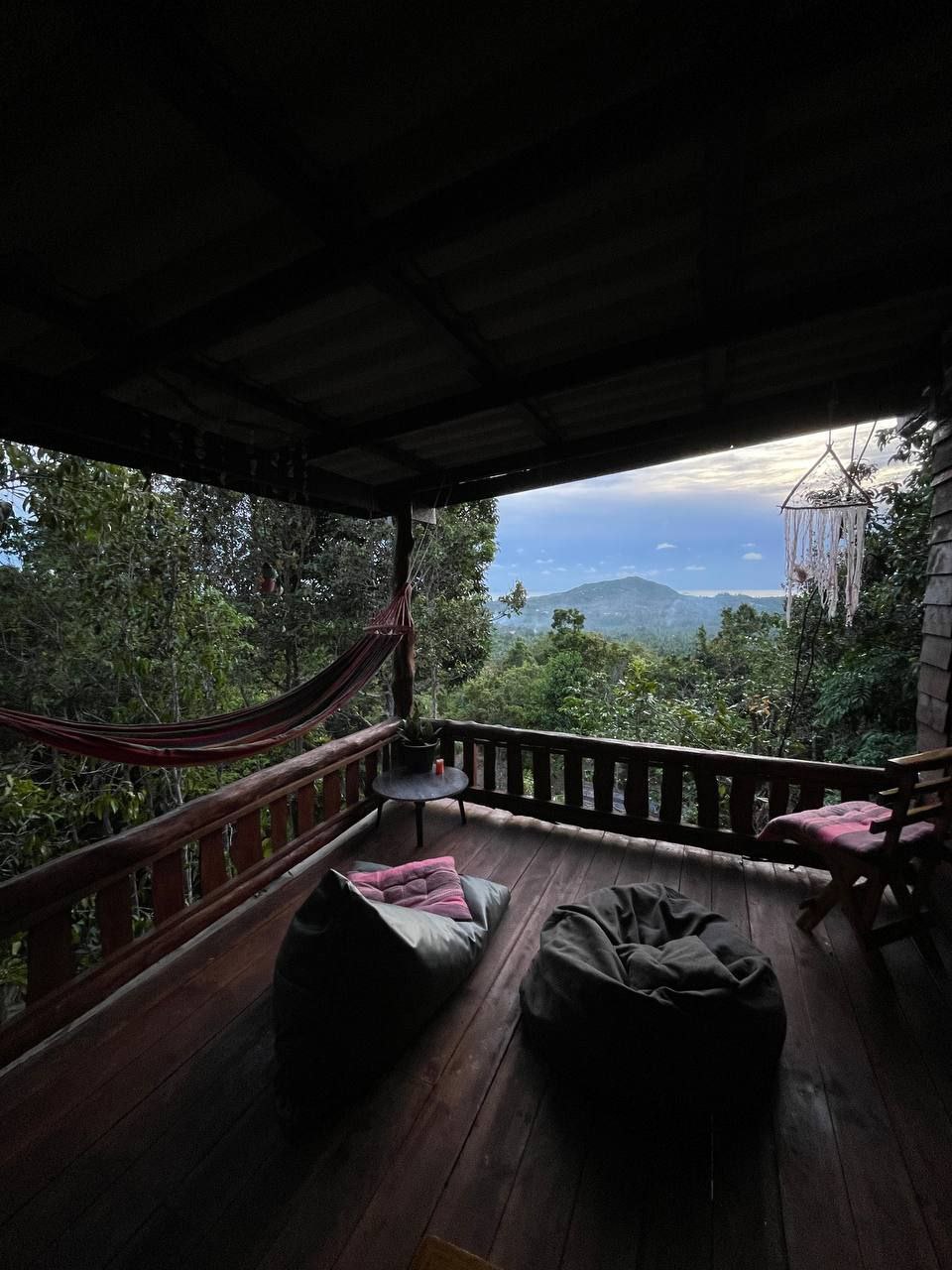 🏡 Bright 2BR House with Sea View