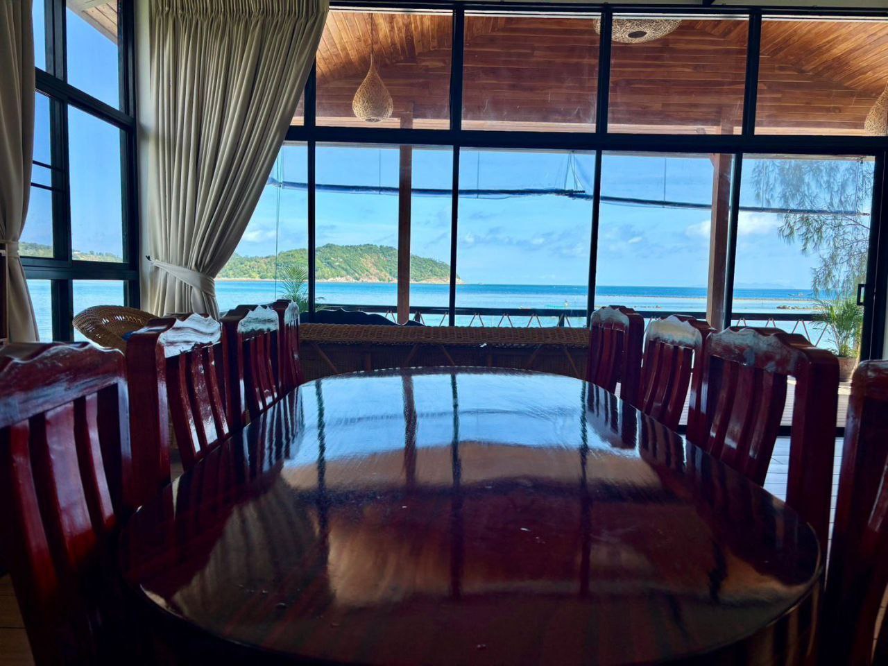 🏡 Spacious 3BR beachfront house