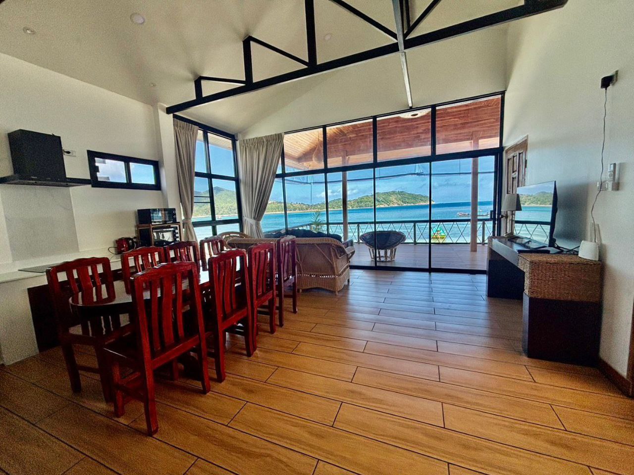 🏡 Spacious 3BR beachfront house