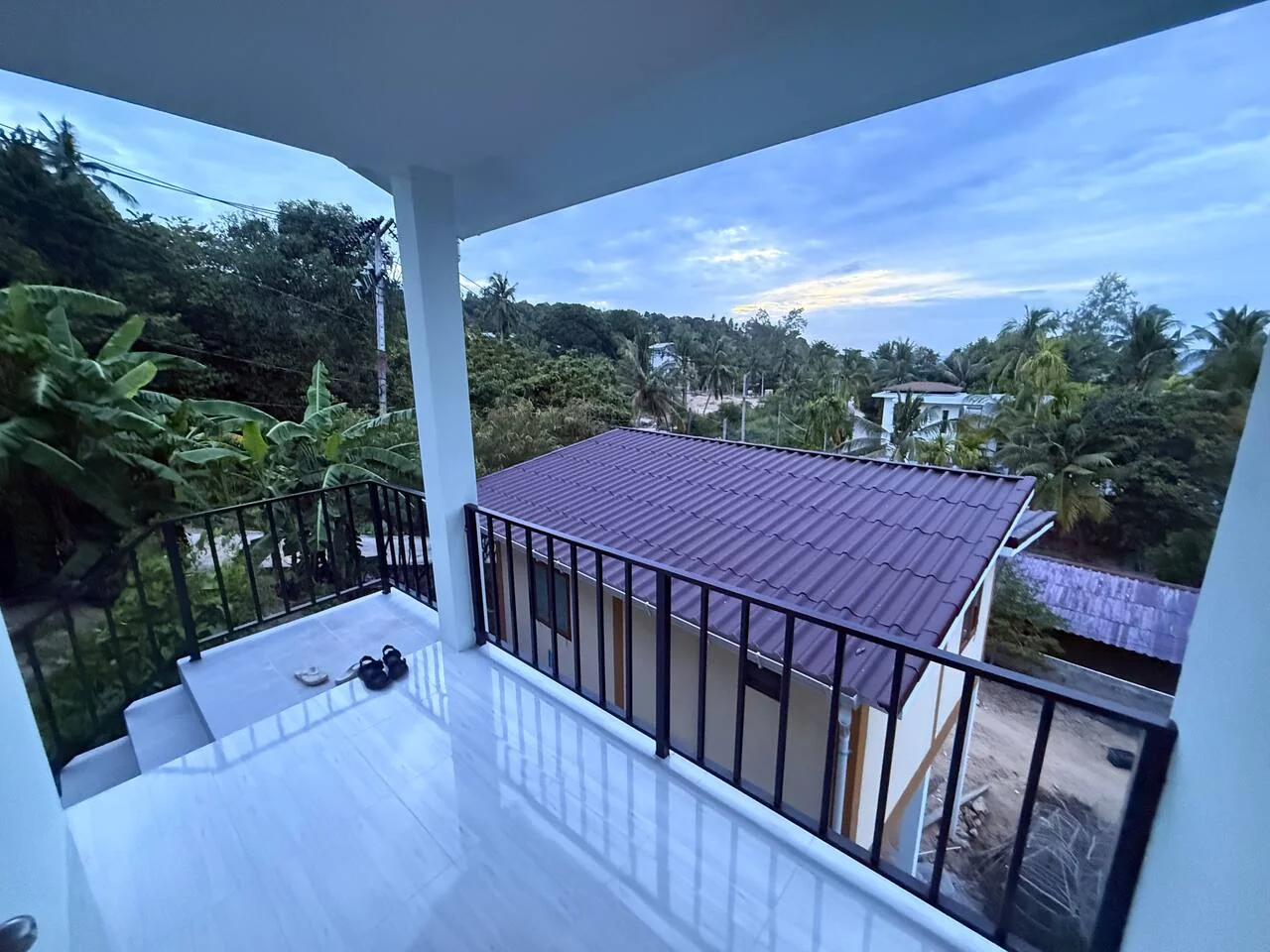 1BR beachfront house with sea view